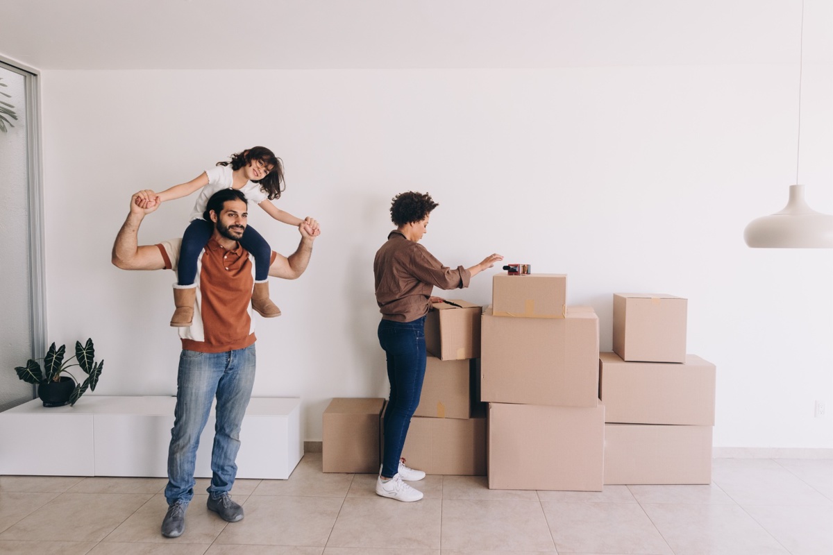 Gezin verhuist in lege woning met dozen, ideaal moment voor plaatsbeschrijving.